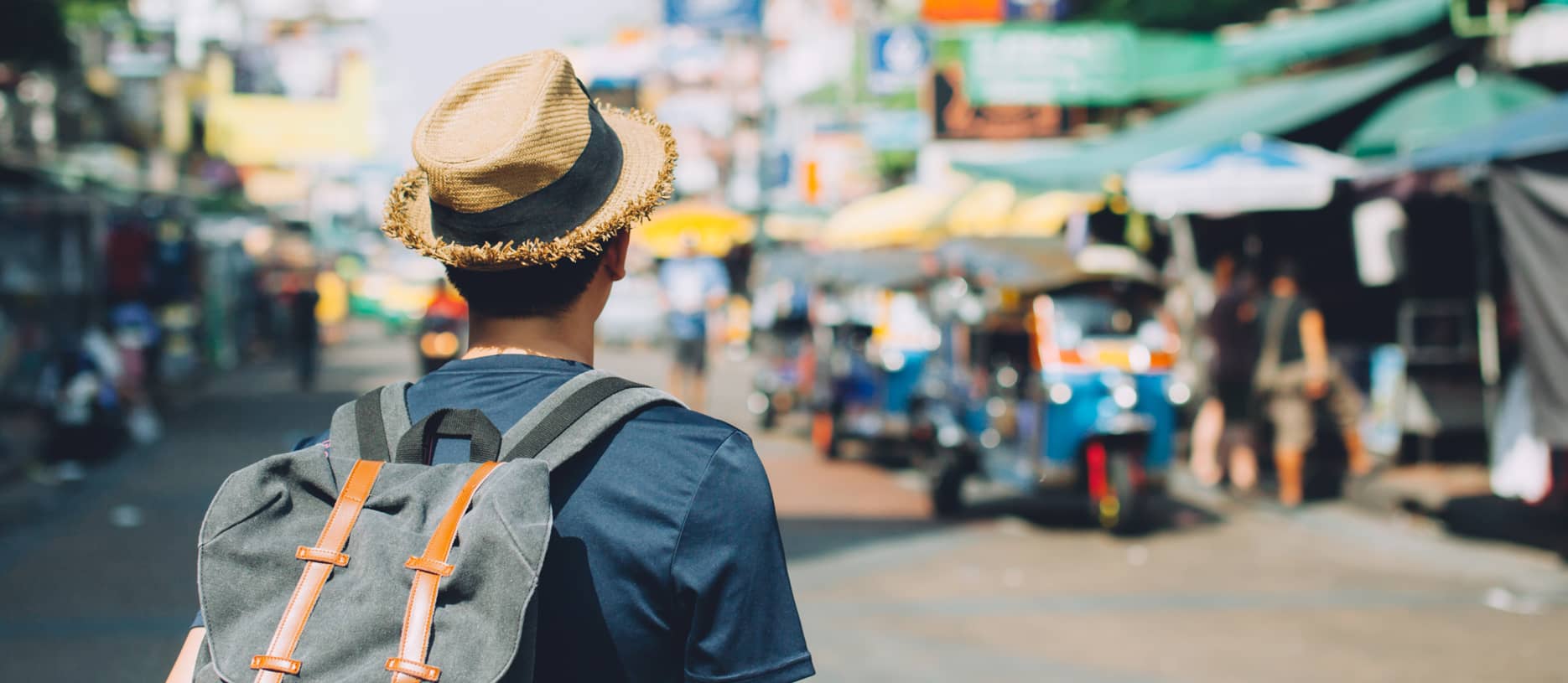 Een backpacker op een markt in Azië