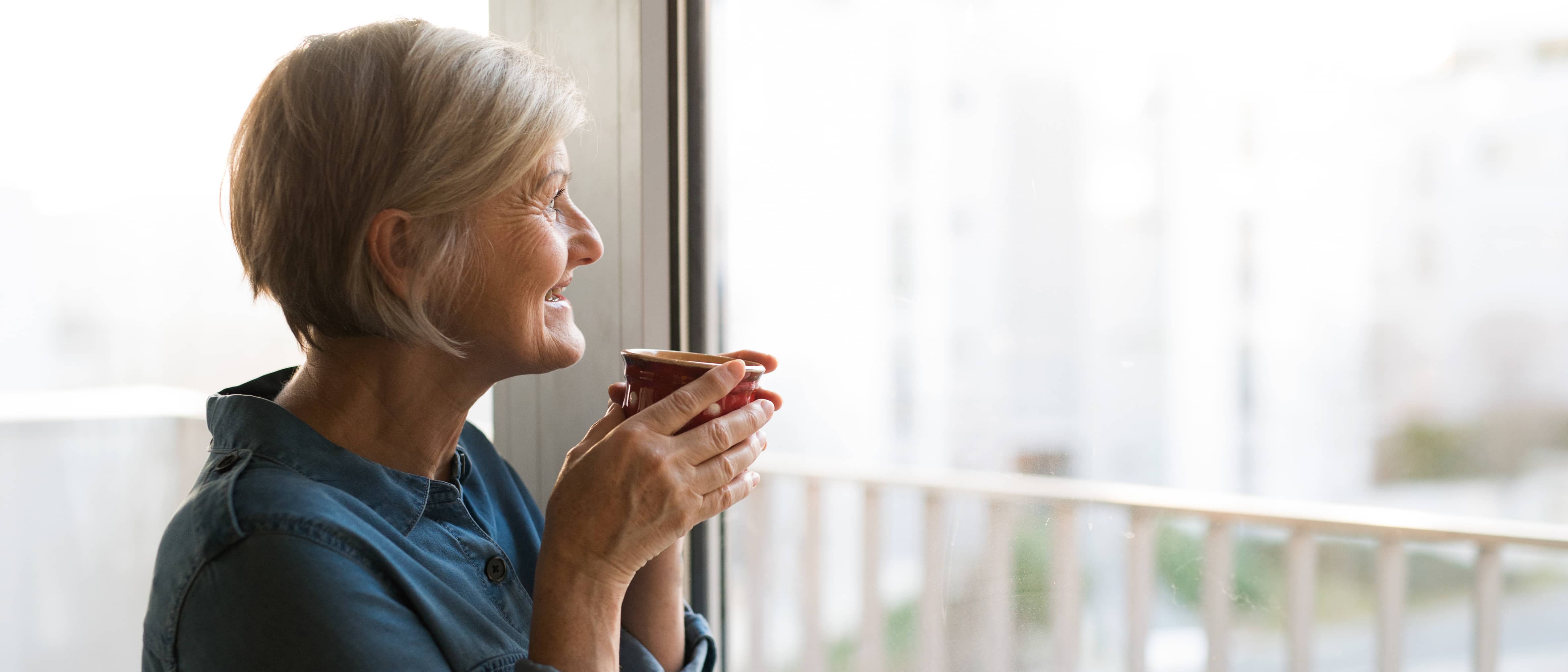 Oudere vrouw drinkt een koop thee