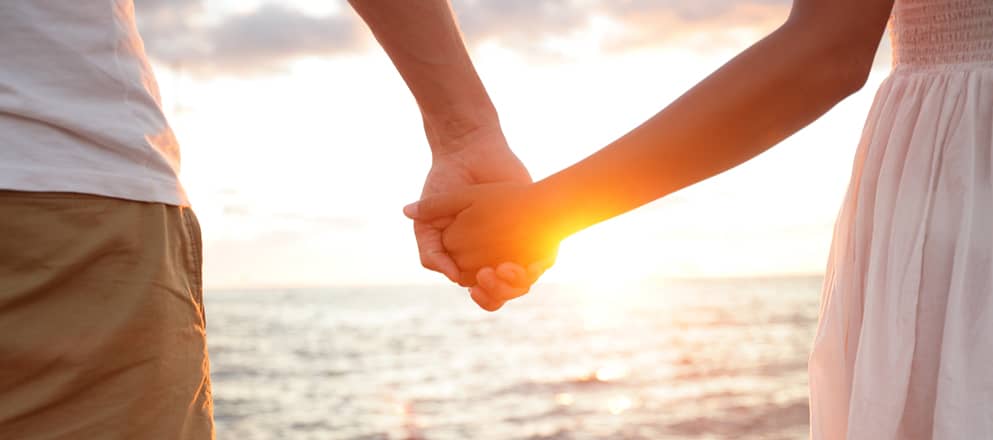 Een man en vrouw lopen hand in hand