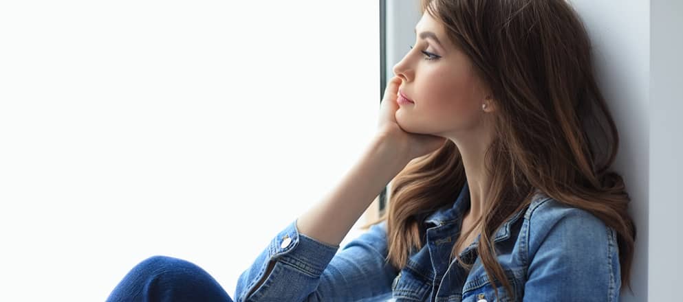 Jonge vrouw staart voor zich uit