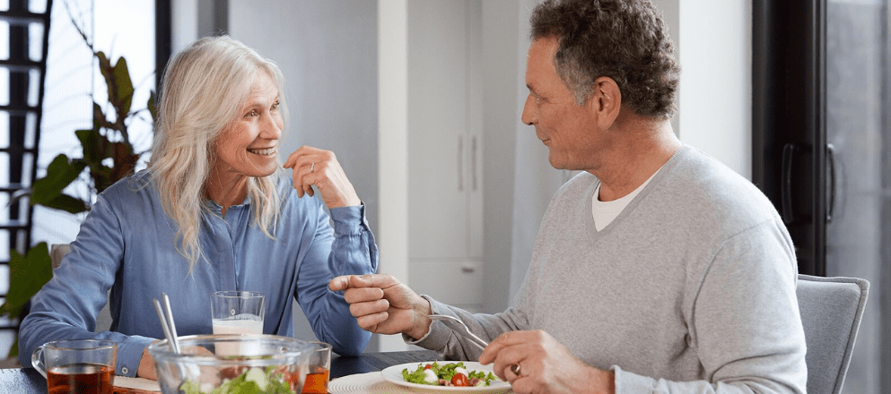 ouder stel met allergie die een salade aan het eten zijn