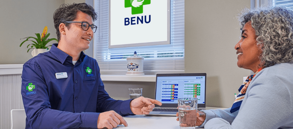 Vrouw op gesprek bij de BENU Apotheker