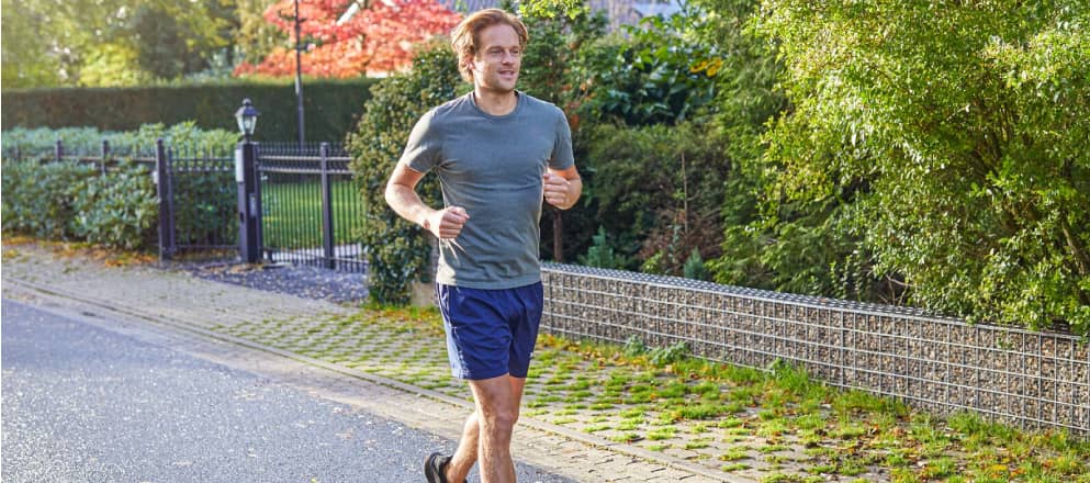 Man die buiten hardloopt, 10 goede voornemens voor het nieuwe jaar