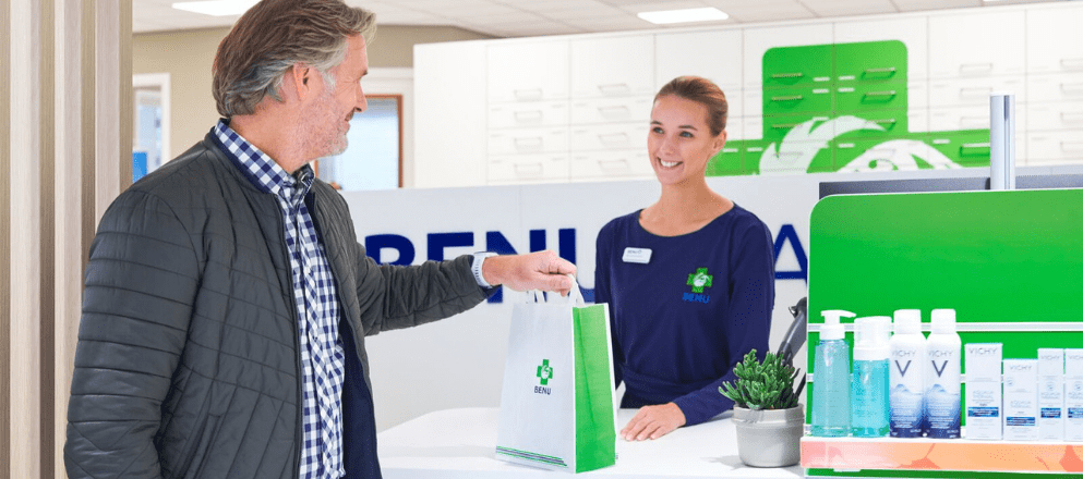 Man krijgt tas aangereikt in apotheek