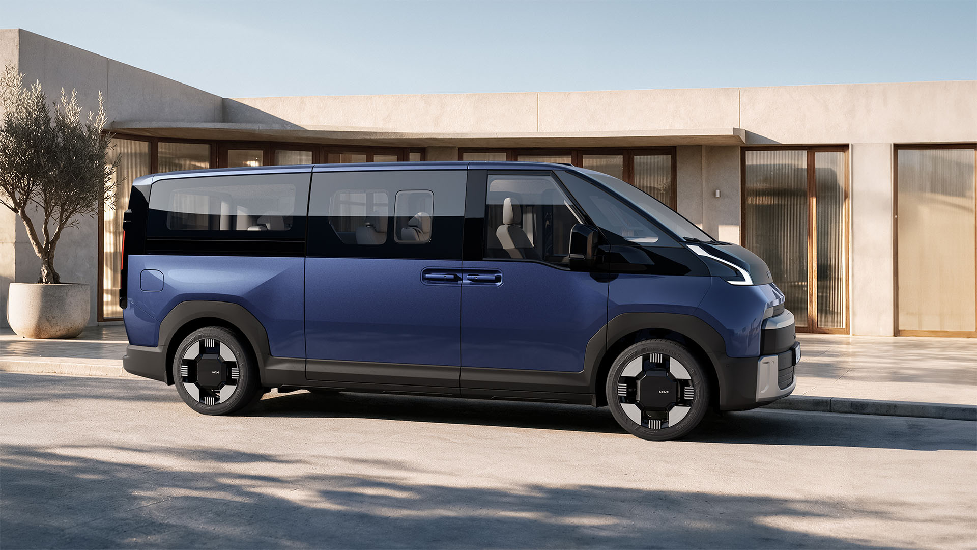 CGAI Artwork Kia PV7 Passenger blau – Seitenansicht in moderner Architektur