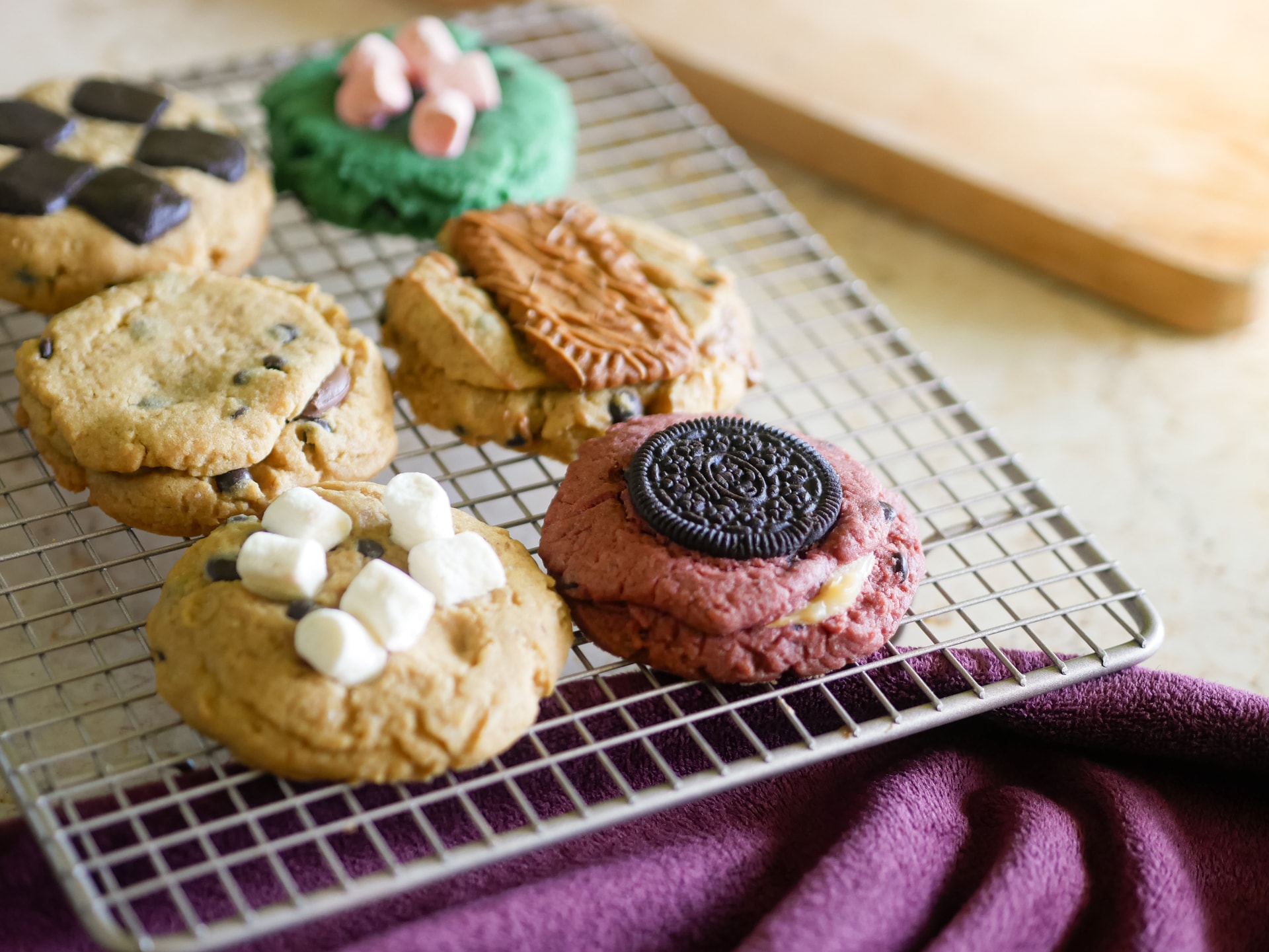 Galletas con diferentes toppins como bombones, chocolate y más galletas 