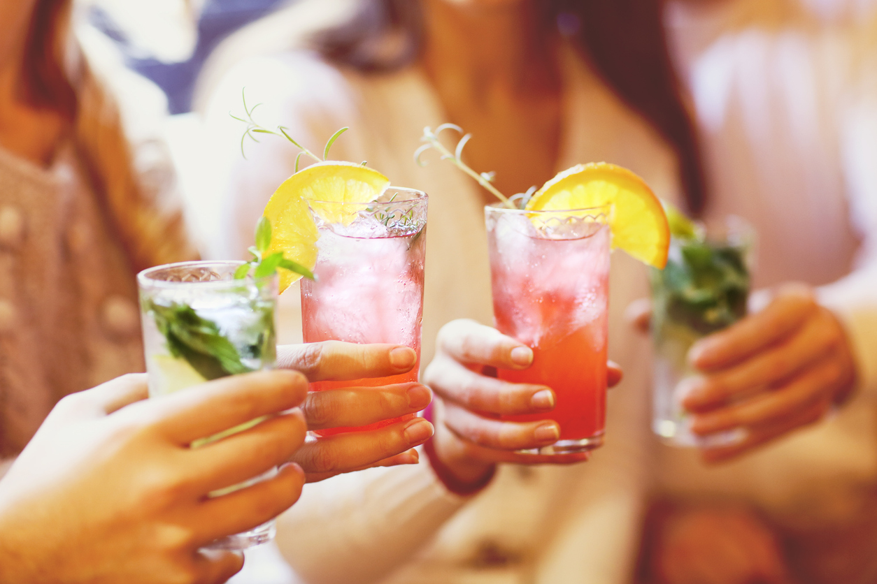Existen muchas opciones de bebidas refrescantes caseras sin alcohol que son perfectas para refrescarte en esos días calurosos o cuando simplemente quieres algo diferente. Puedes ajustar los ingredientes a tu gusto y antojo.