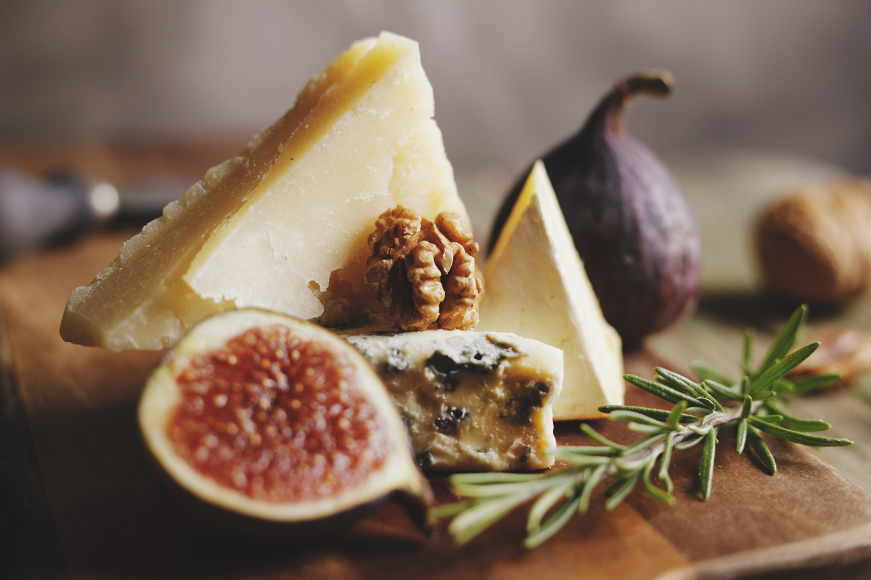 Diferentes quesos con frutos