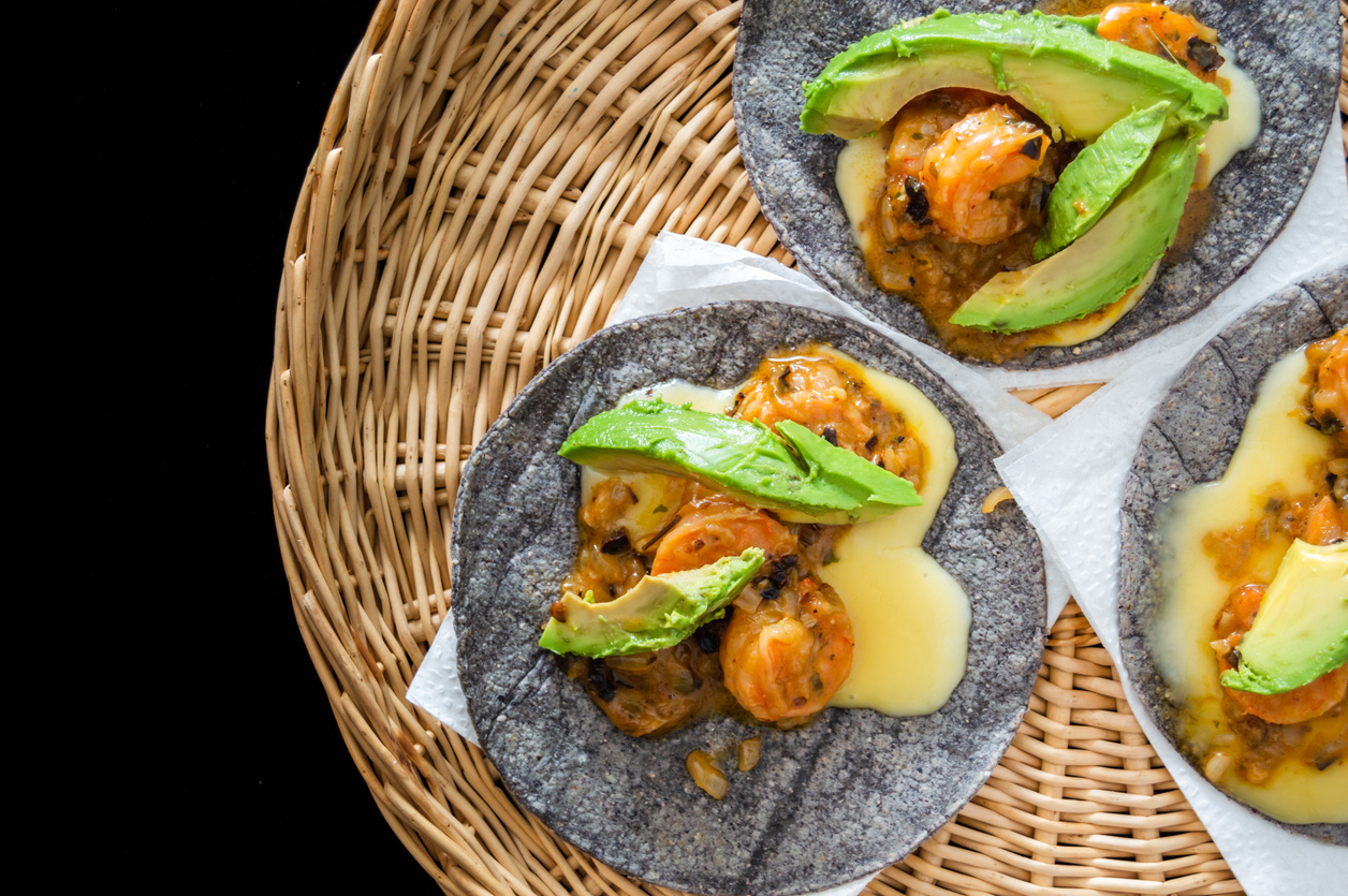 Tacos gobernador con aguacate y salsa de habanero son perfecto para una comida de mar rica para compartir. 