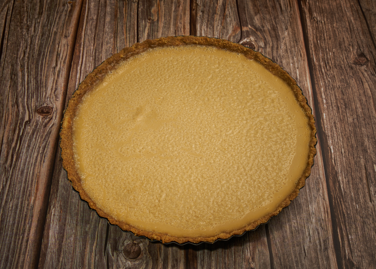 El pay de queso es un clásico que nunca falla. Para prepararlo, necesitas queso crema, leche condensada, jugo de limón y una base de galletas. 
