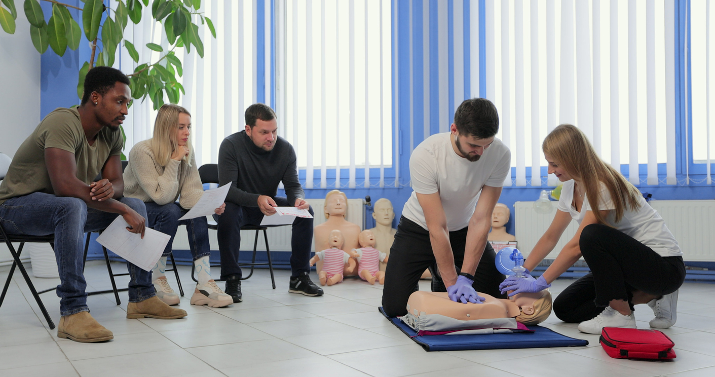 personas tomando curso de primeros auxilios para poder ayudar 
