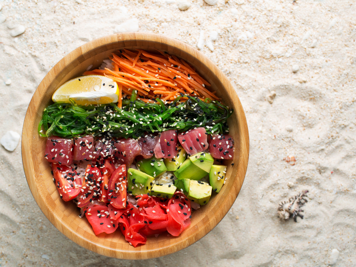 Poke bowl de atún con zanahoria, cherry, jengibre y aguacate