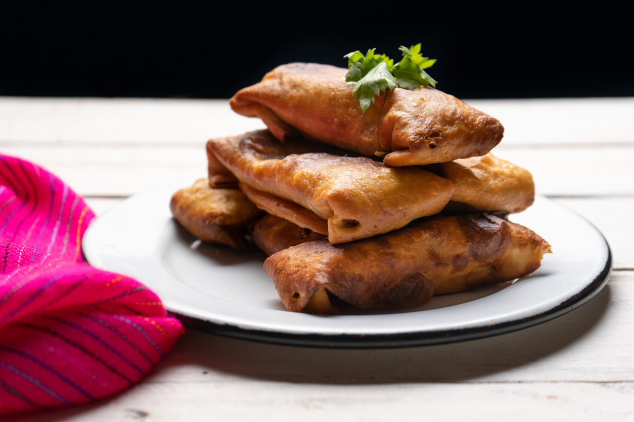 La CDMX es conocida por su amplia oferta gastronómica, y por supuesto, no faltan opciones para disfrutar de unas buenas chimichangas.