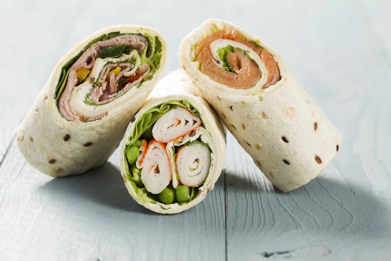 Wrap, mezcla de envolturas con jamón, pollo, salmón