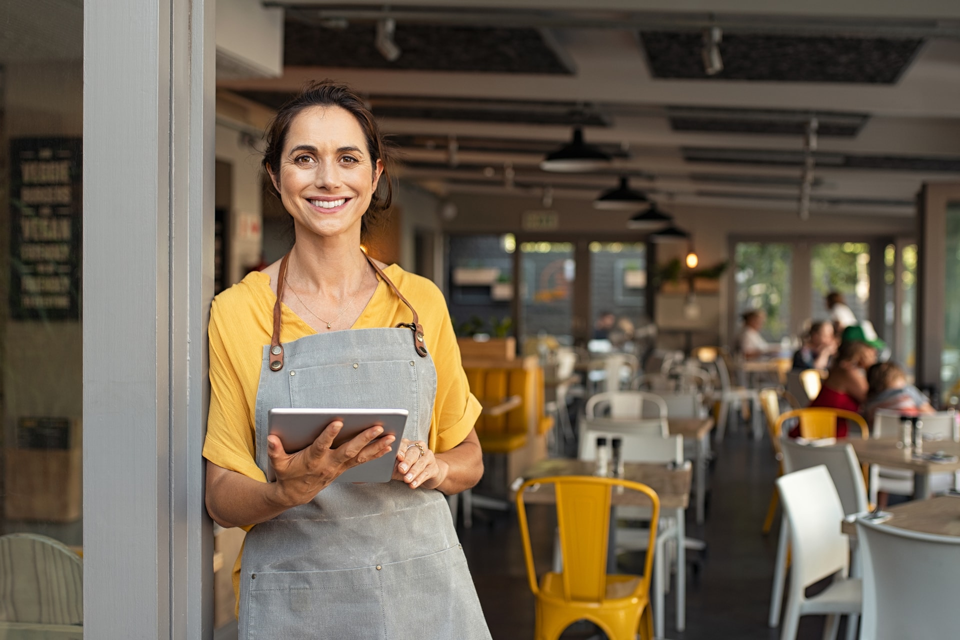 Mujer en restaurante con una tableta
