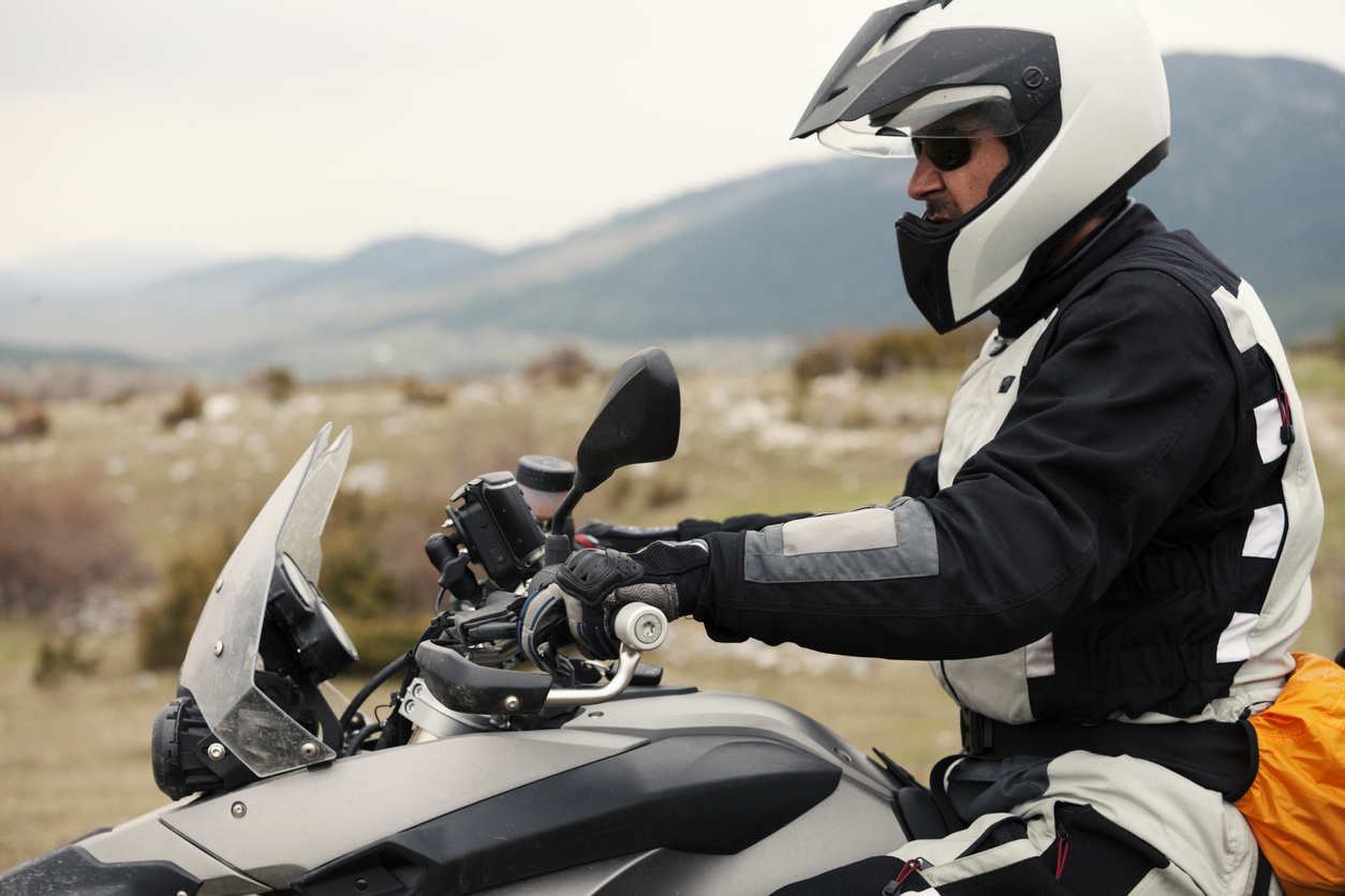 Los cascos para moto pueden clasificarse en varios tipos según su diseño, nivel de cobertura y el tipo de conducción.