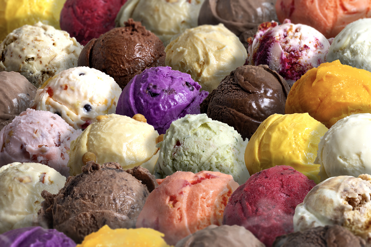 Variedad de helados en la feria