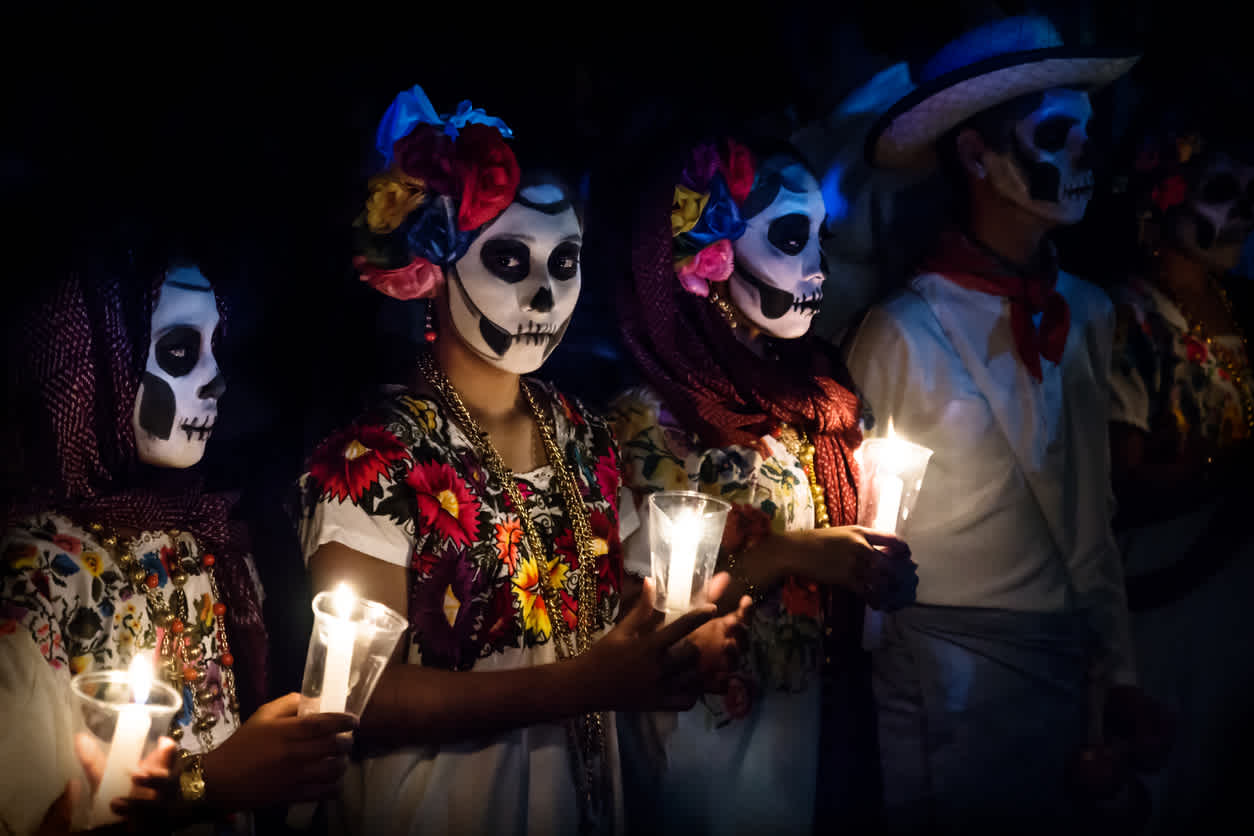 Mujeres disfrazadas de catrinas en México 