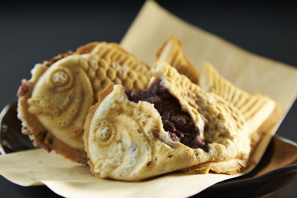 El Taiyaki es un encantador pastelito japonés en forma de pez, relleno tradicionalmente de anko (pasta de frijol rojo dulce) que cautiva tanto por su sabor como por su diseño.
