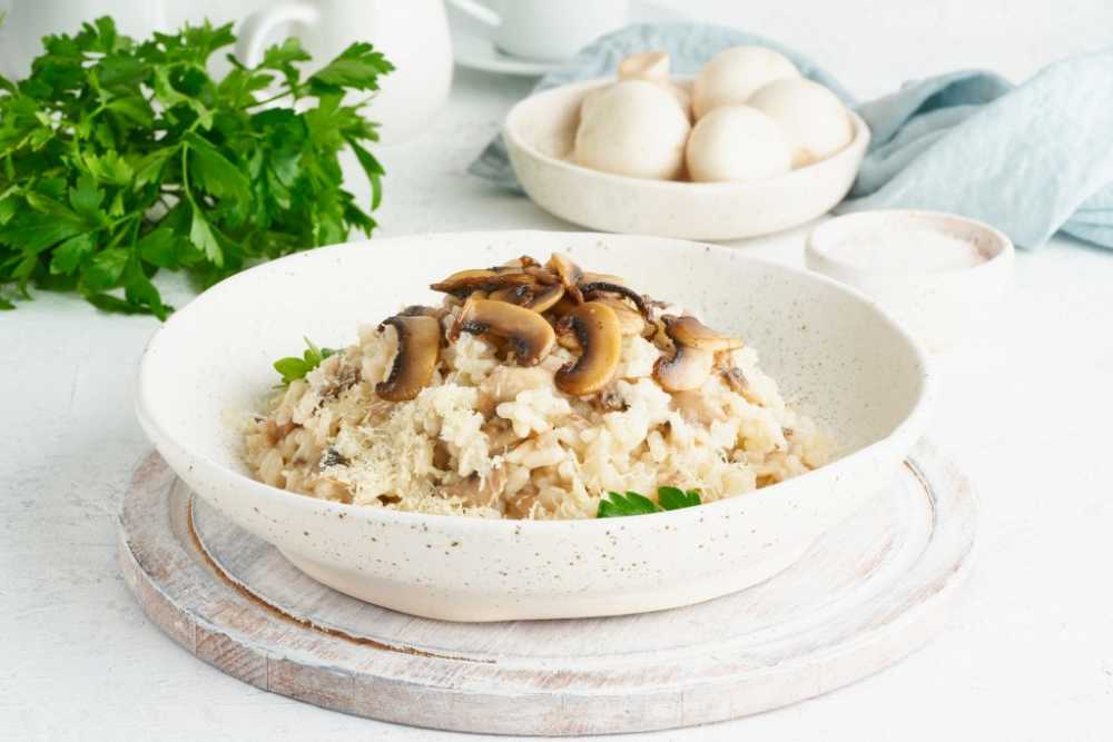 Plato de risotto con setas y gachas de arroz con champiñones