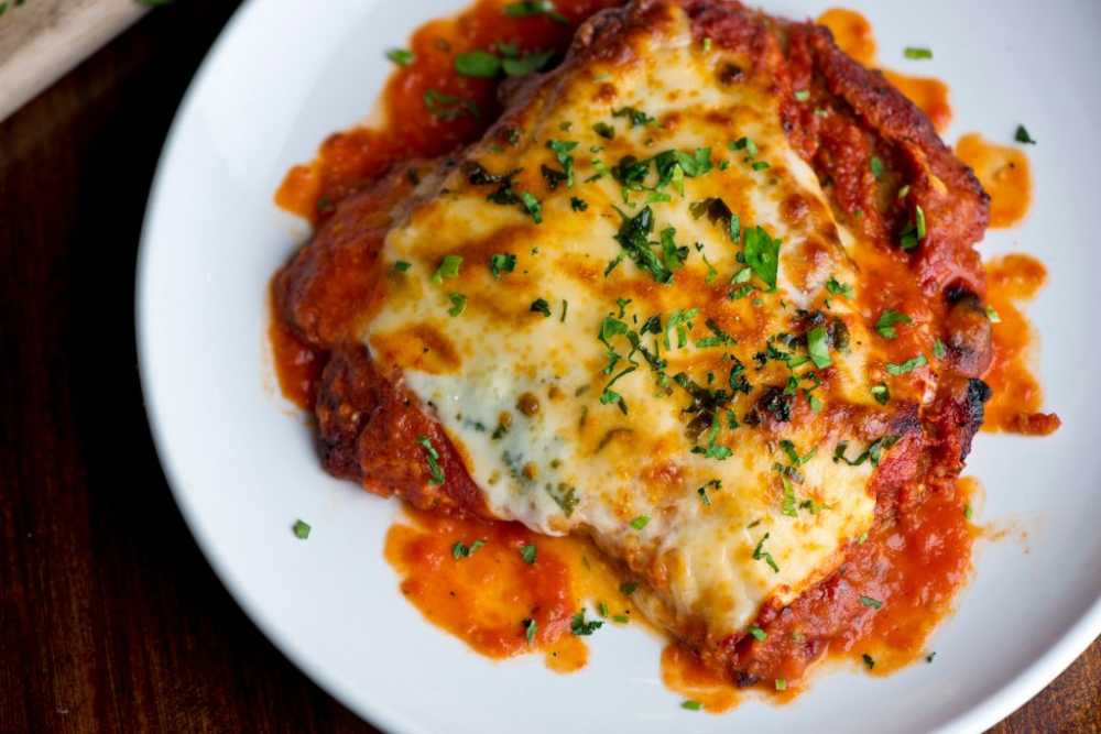 pollo-parmigiana-plato-tradicional-italiano-con-salsa-de-tomate