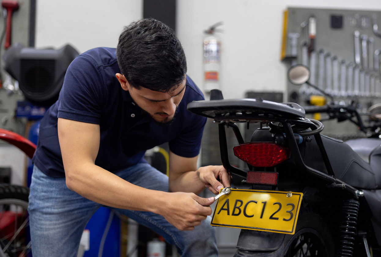 El costo del reemplacamiento para motocicletas es más bajo que el de los automóviles, y generalmente, las placas de moto se entregan en un tiempo similar al de los coches. Lo importante es asegurarte de que tu moto cumpla con todos los requisitos legales para circular.