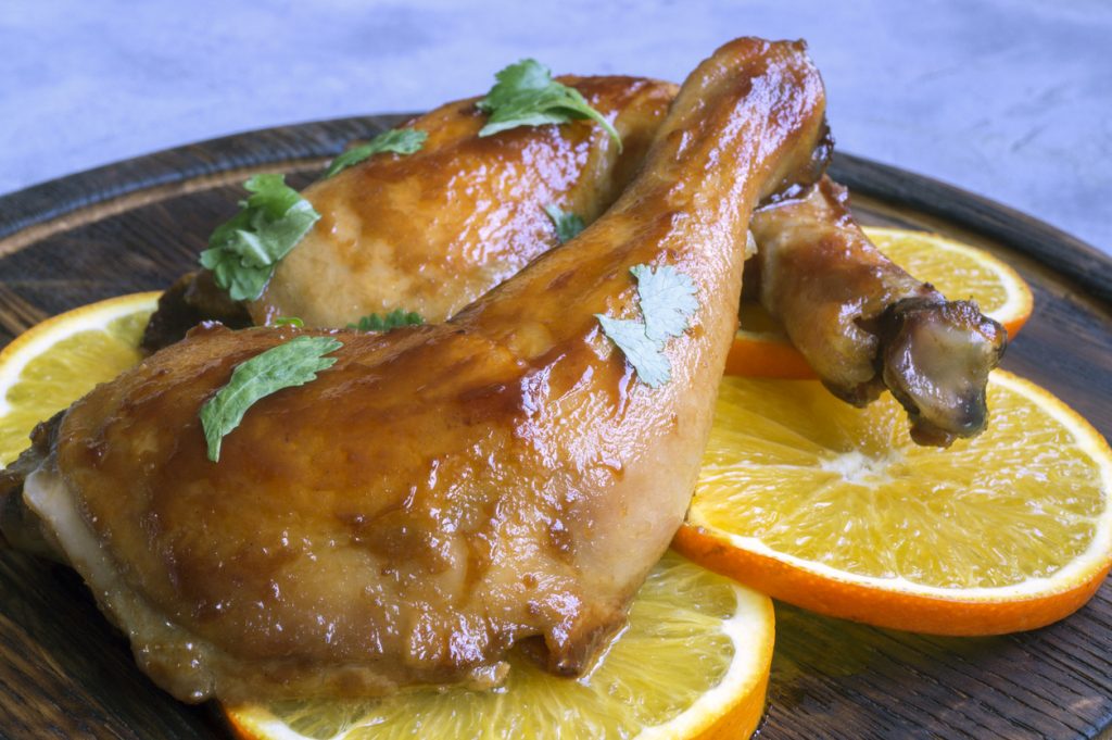 Patas de pollo glaseadas en salsa de miel con naranjas