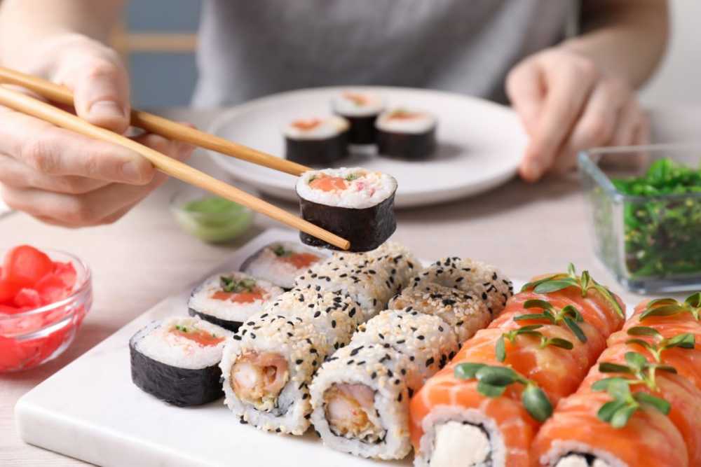 Tabla de sushi al centro