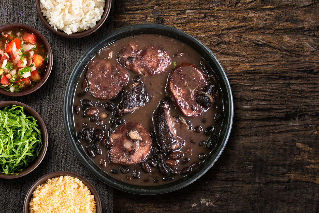 Feijoada, comida tradicional brasileña hecha con frijoles negros