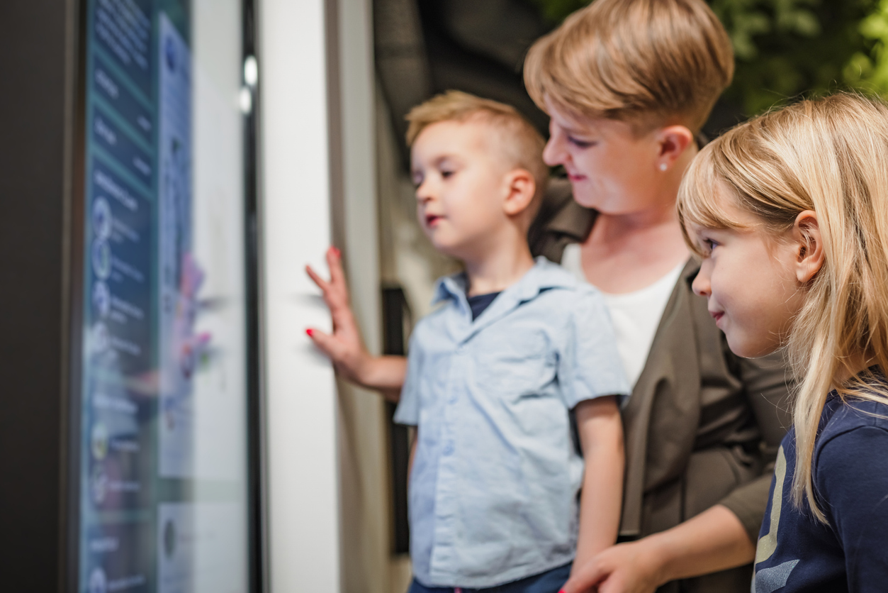Niños y papás interactuando en el museo
