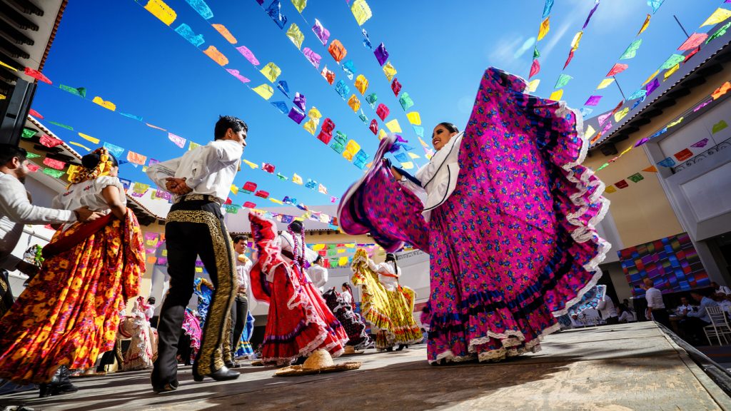 Persona bailando el Jarabe Tapatío