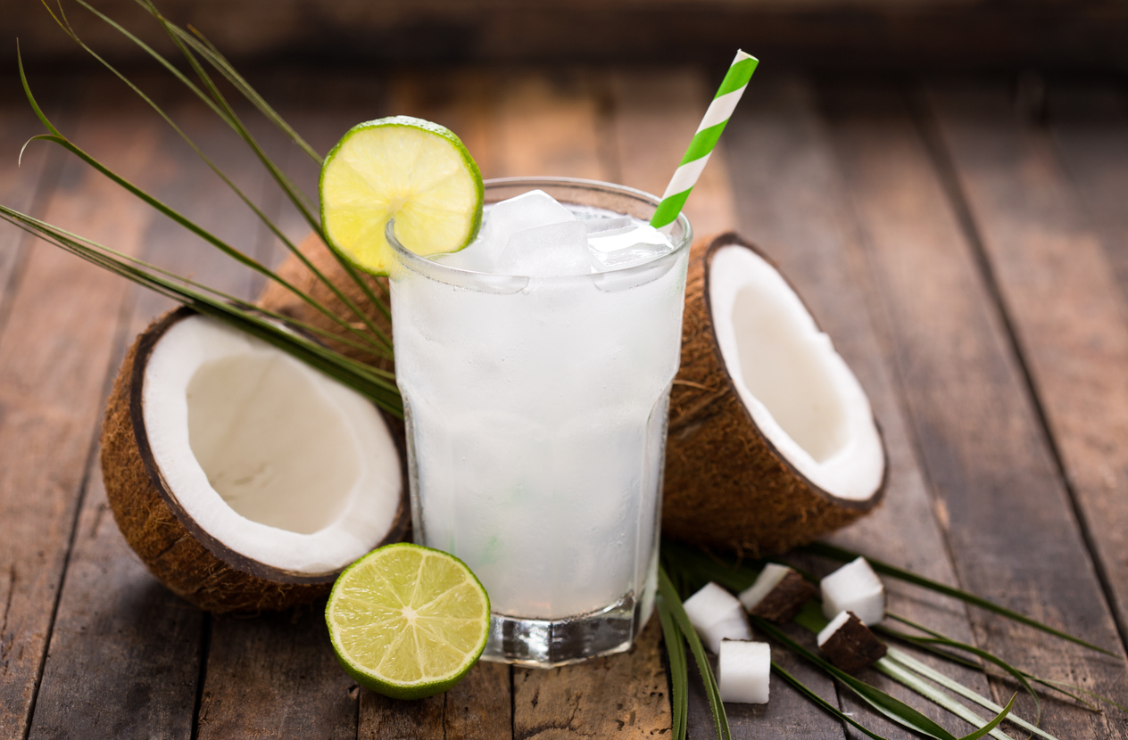 Agua de coco, de las mejores bebidas para rehidratarte