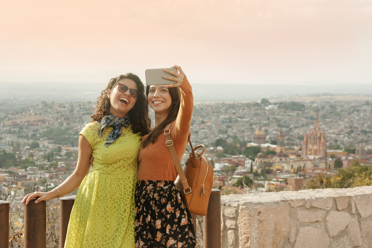 Dos amigas tomándose foto en El Mirador de San Miguel Allende 