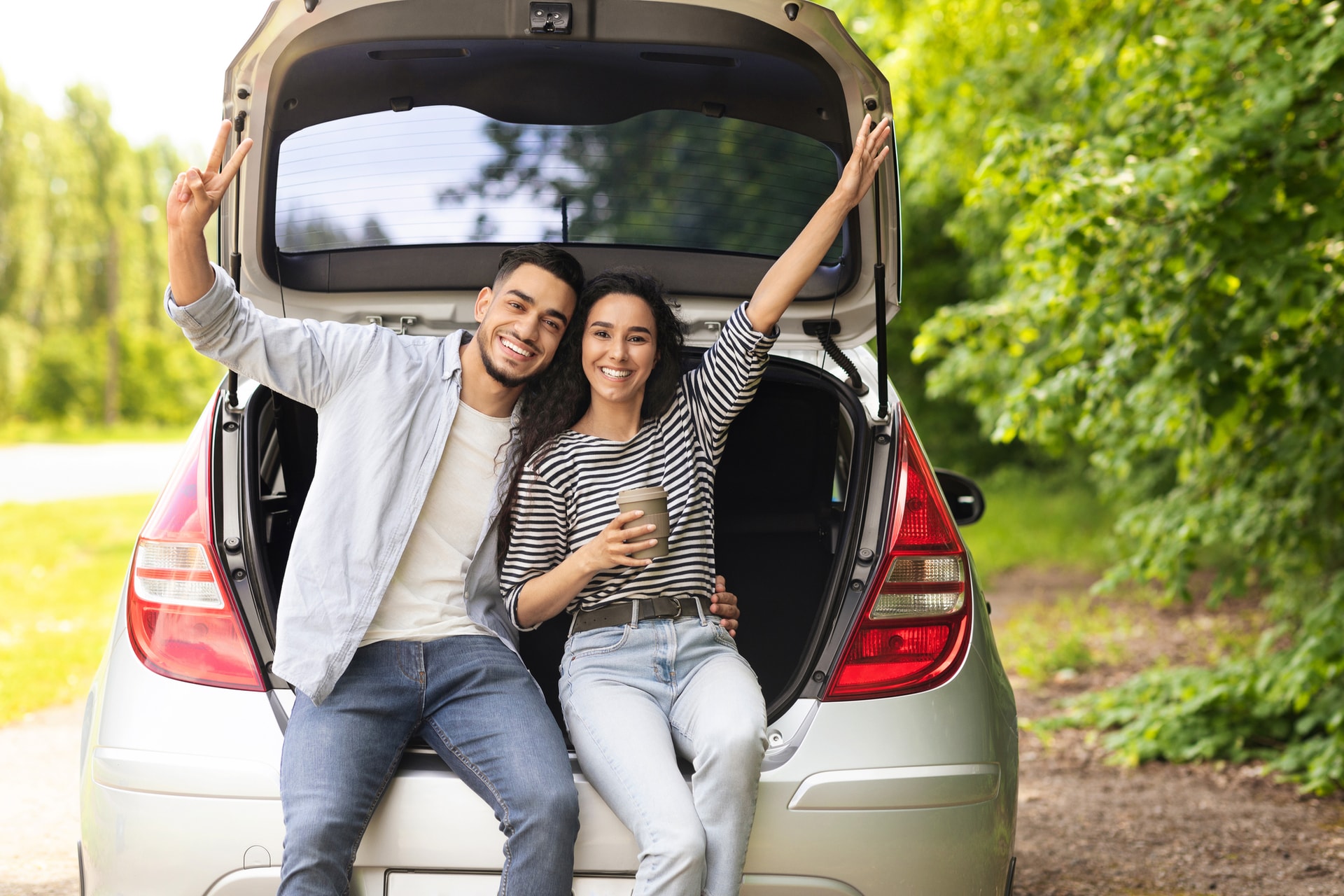 Pareja feliz en auto