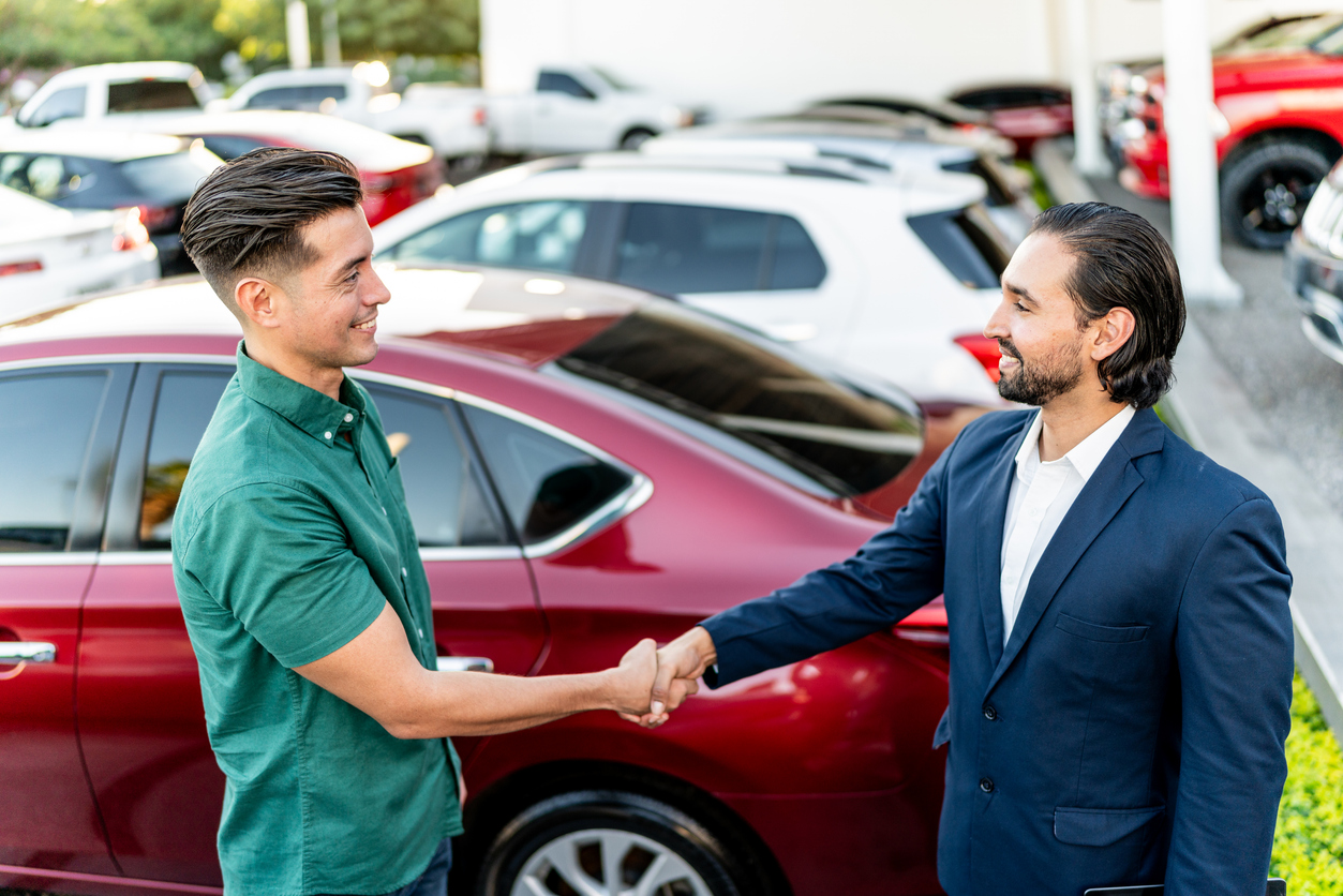 Joven comprando un auto de segunda mano 