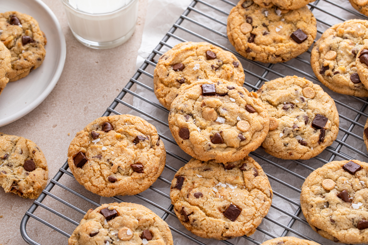 Las galletas con chispas de chocolate son las más populares y favoritas de grandes y chicos.