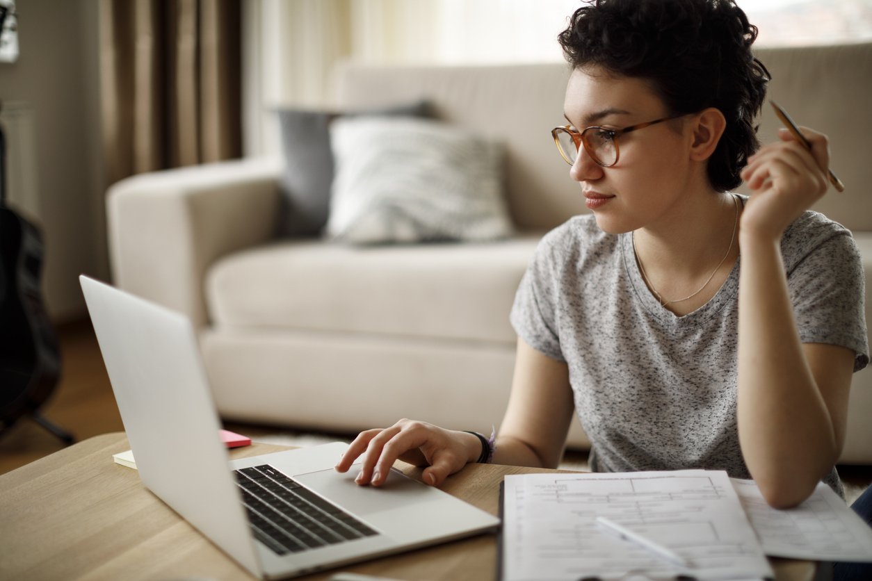 En algunos estados de México, es posible obtener la carta de no antecedentes penales por internet sin costo. Este proceso es rápido y conveniente, y solo necesitas una computadora con acceso a internet, además de tener a la mano tus documentos personales.