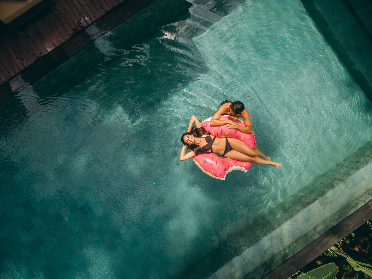 Pareja disfrutando en hotel con Day Pass