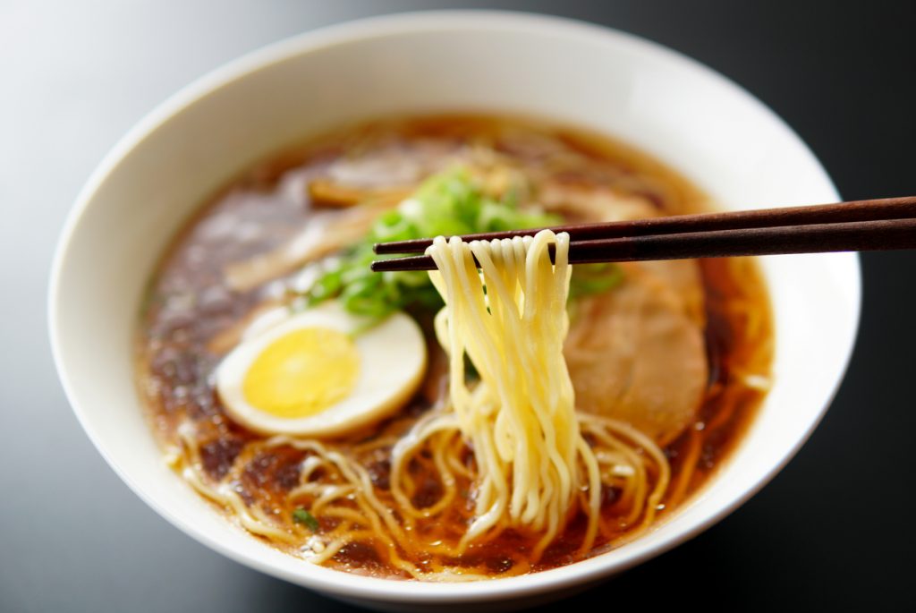 Fideos ramen en sopa con sabor a salsa de soja.