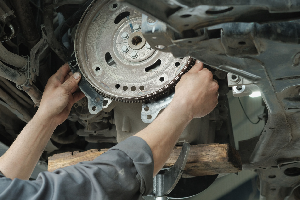 tu transmisión automática puede estar fallando si notas que tu auto cambia de velocidad de forma brusca o que se siente un "tirón" cuando cambia de marcha, podría ser una señal de que algo no está bien.

