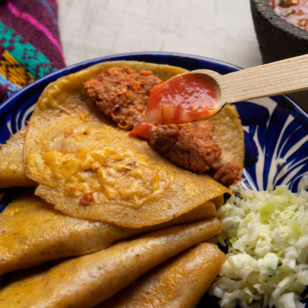 tradicional-taco-de-canasta-con-salsa-roja