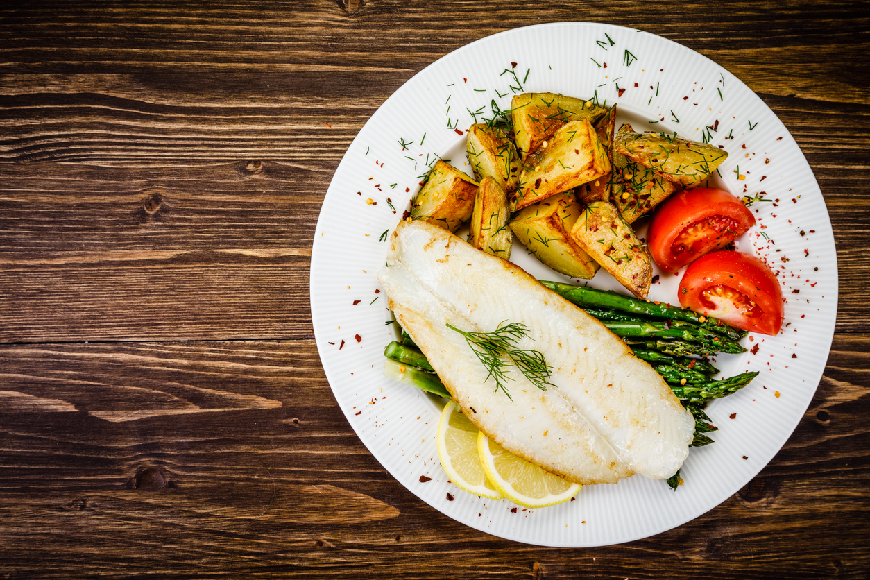 El filete de pescado frito es una gran opción de comida para toda la familia, pues además puedes acompañarlo con diferentes guarniciones como verduras o papas fritas.