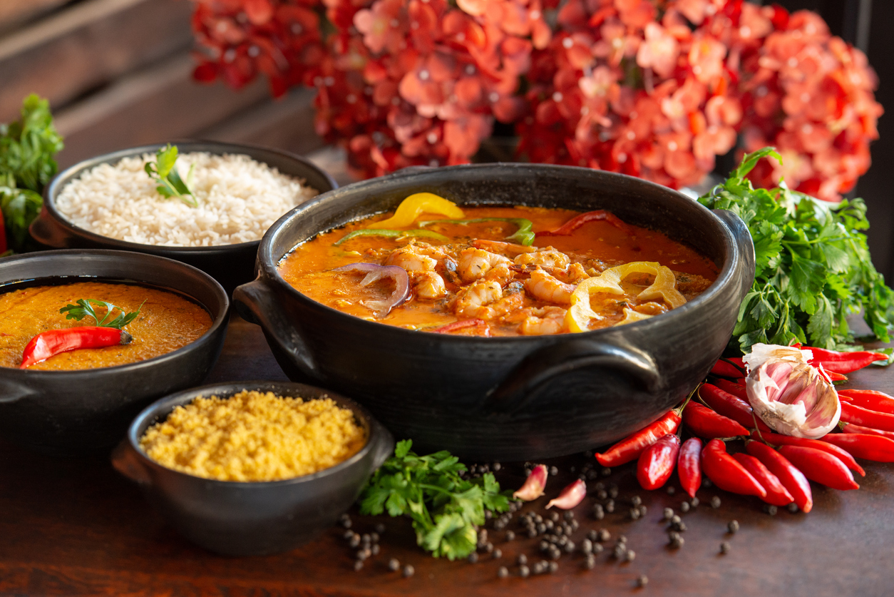 Estofado de camarones servido con arroz, puré y harina de yuca, tipico de la comida brasileña