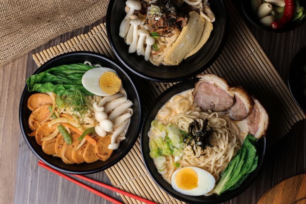 Premium Photo  Comida Japonesa Sushi y Ramen con fideos y diferentes  variedades