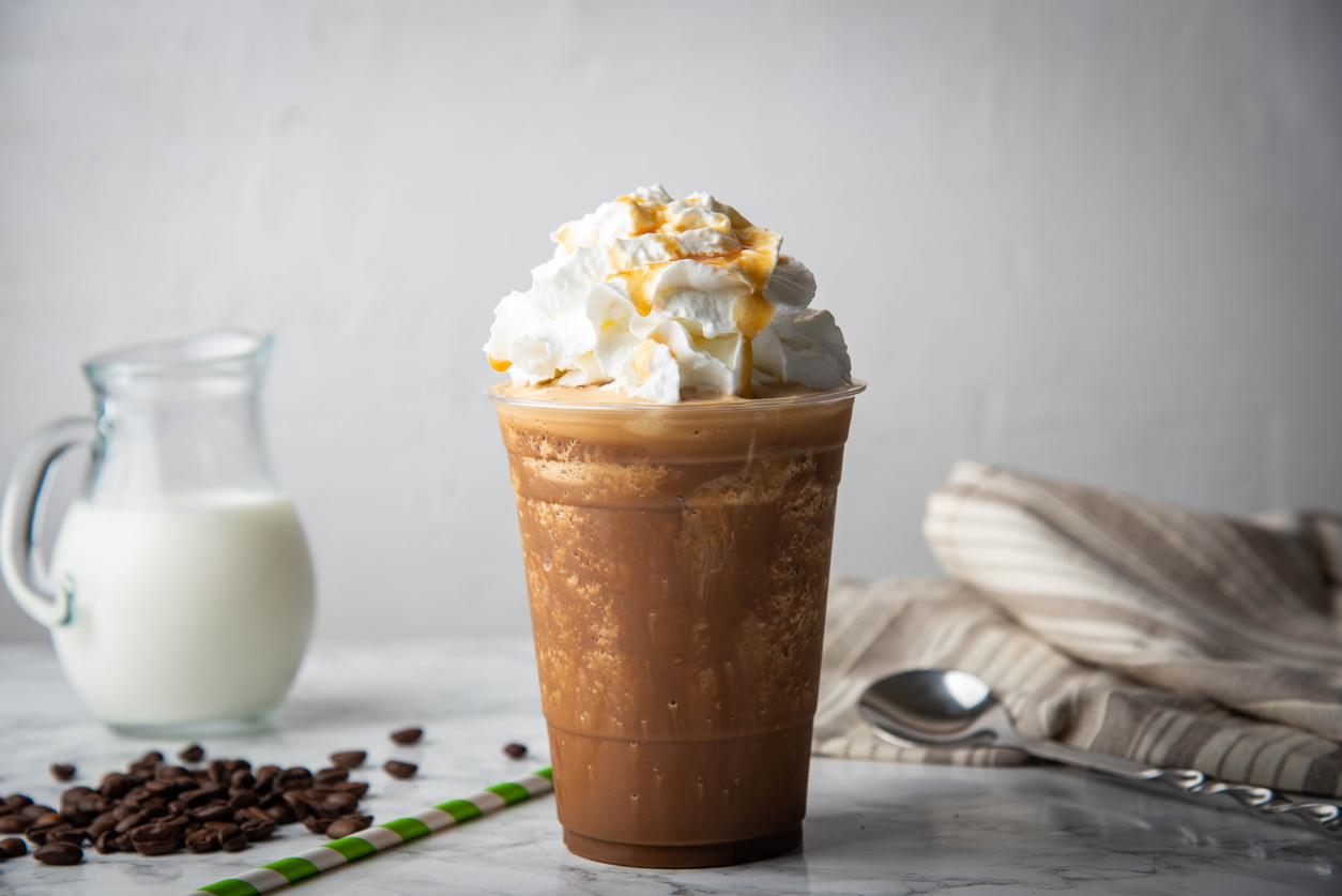 ¡Disfruta del dulce escape con nuestro frapuccino de caramelo, perfecto para endulzar cualquier momento del día!
