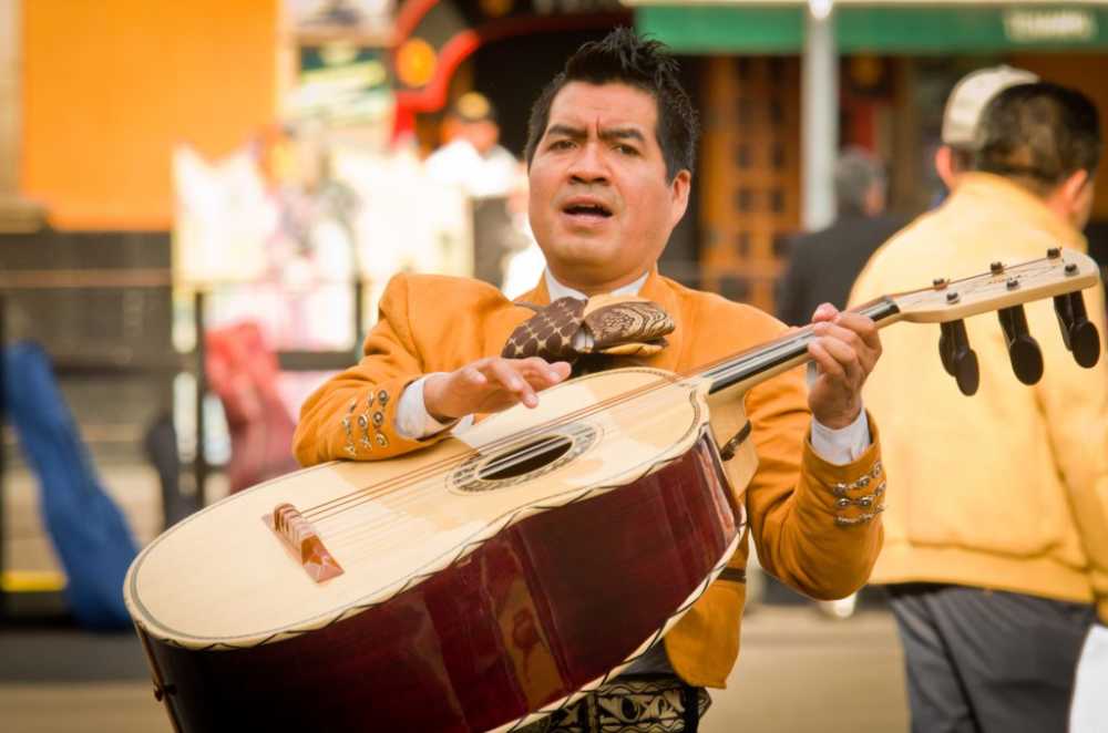 mariachi-mexicano-cantando