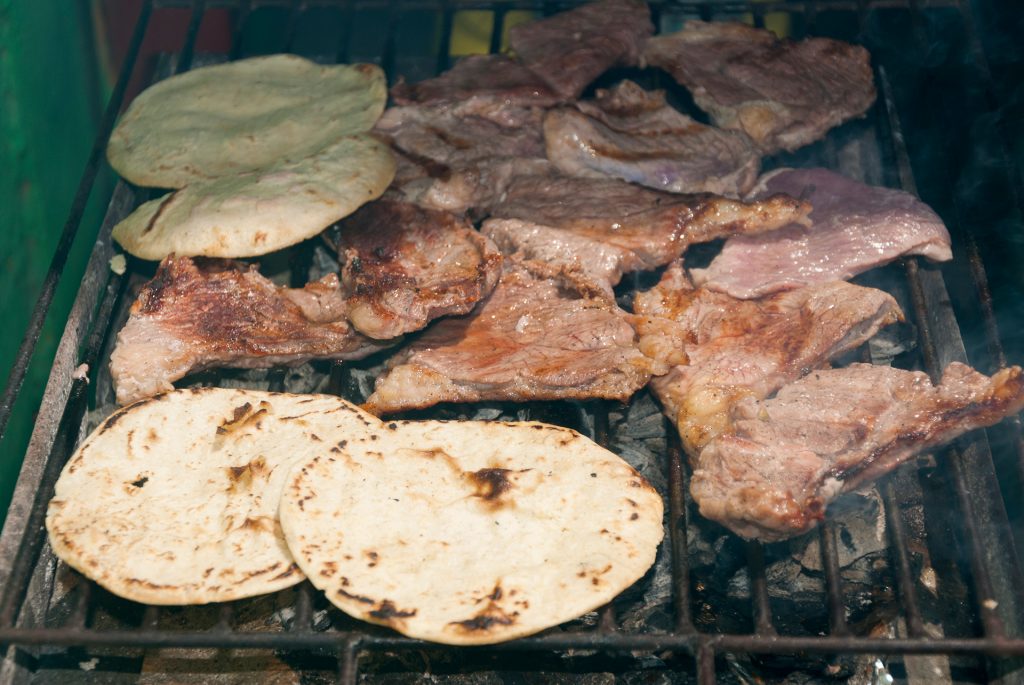 Deliciosos tacos de bistec y tortillas de comal