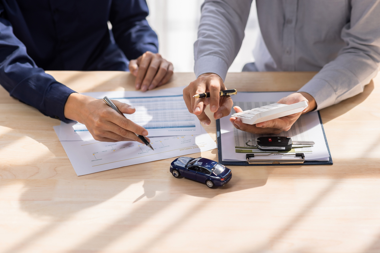 Firmando un contrato para hacer leasing por un auto