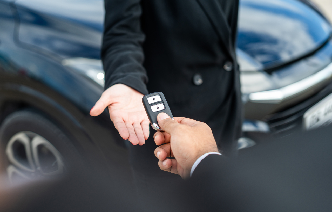Comprar un carro de agencia tiene varias ventajas. En primer lugar, estás comprando un vehículo completamente nuevo, sin desgaste previo, lo que te asegura que todas las partes están en perfectas condiciones. Esto reduce significativamente el riesgo de enfrentar problemas mecánicos en el corto plazo.