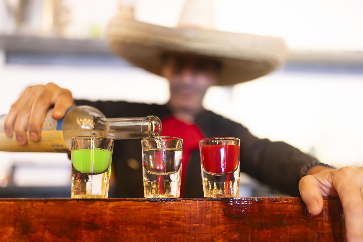 Quizás alguna vez has escuchado que “para todo mal, mezcal, y para todo bien, también”, pero la verdadera magia está en cómo lo mezclas.